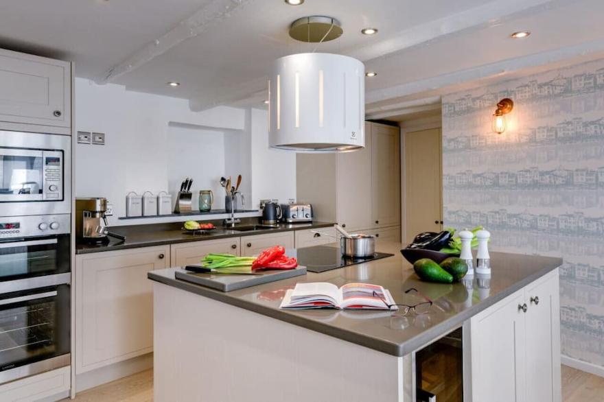 Sail Loft Studio - Three Bedroom Apartment, Sleeps 6