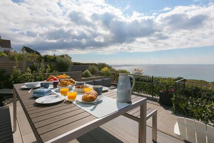 SEA SANDS, pet friendly, luxury holiday cottage in Praa Sands