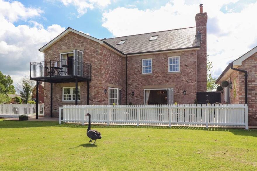 MOOR END MANOR, Family Friendly, Luxury Holiday Cottage In Stalmine