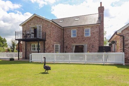 MOOR END MANOR, family friendly, luxury holiday cottage in Stalmine