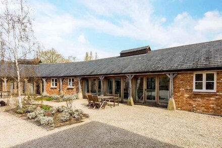 Self catering Cotswold holiday accommodation within easy reach of Oxford - Blossom Barn