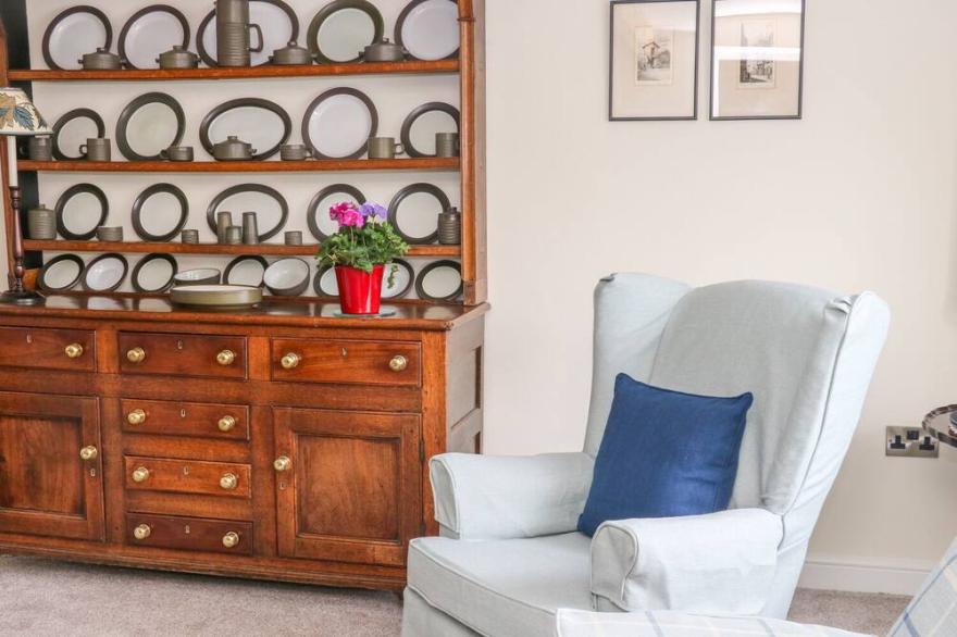 GUINEA CROFT COTTAGE, character holiday cottage in Grassington