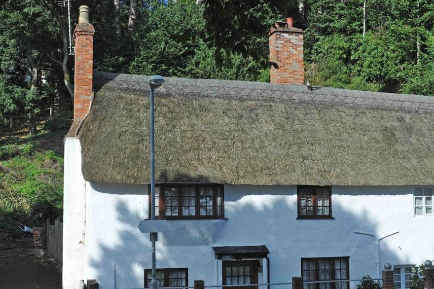 Seagate Cottage, 17C Fisherman's Cottage, opposite beach with beautiful views