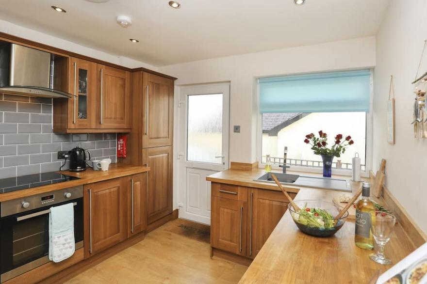 BAY VIEW - BENLLECH, family friendly in Benllech
