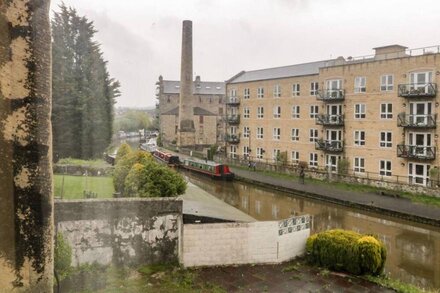 CANAL VIEW, family friendly, character holiday cottage in Skipton