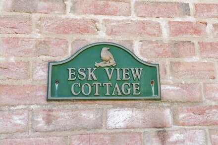 ESK VIEW, pet friendly, with a garden in Whitby