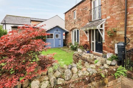 POWLEYS COTTAGE, pet friendly, with open fire in Langwathby