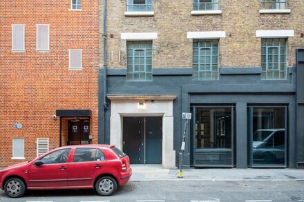 Warehouse Covent Garden 2BR, nr. the CG Market by Blueground