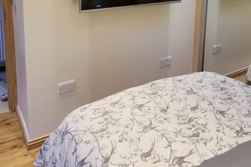 London Luxury Studio Flat #3 Rose Apartment 1 minute from Underground  Sleeps 2