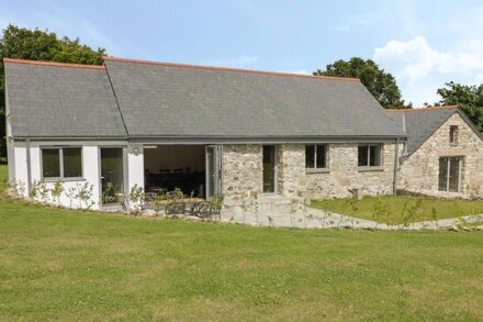 THE CORN STORE, family friendly, with a garden in St Stephen