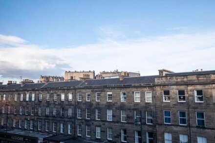 Luxurious 1 Bed (+) Art Deco Flat with Castle View