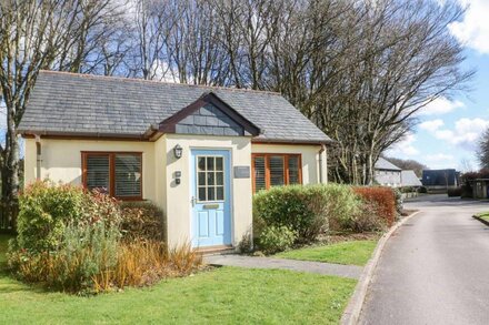 KINGFISHER COTTAGE, pet friendly, with a garden in Camelford