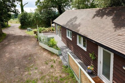 FOREST FARM COTTAGE, pet friendly, with open fire in Balcombe