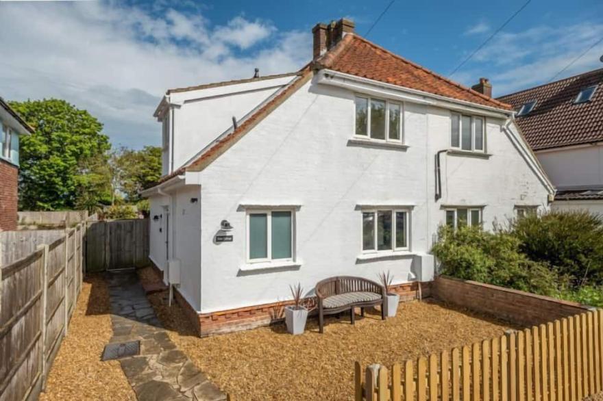 Cosy and stylish semi-detached cottage with modern fixtures and fittings