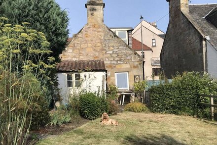 A cottage that sleeps 4 guests  in 2 bedrooms