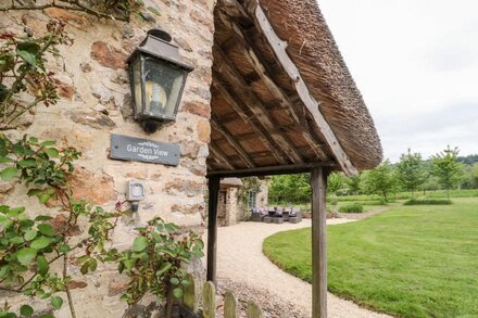 GARDEN VIEW, pet friendly, character holiday cottage in Wellington