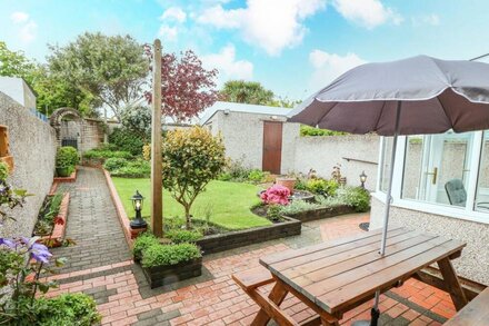 GLASFRYN, pet friendly, with a garden in Holyhead