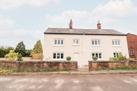 LEGH OAKS FARM, pet friendly, luxury holiday cottage in Knutsford