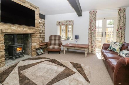 THE STABLE HOUSE, pet friendly, with hot tub in Sherborne