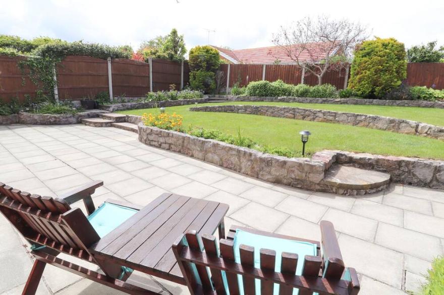 LITTLE ORME BUNGALOW, family friendly, with a garden in Penrhyn Bay