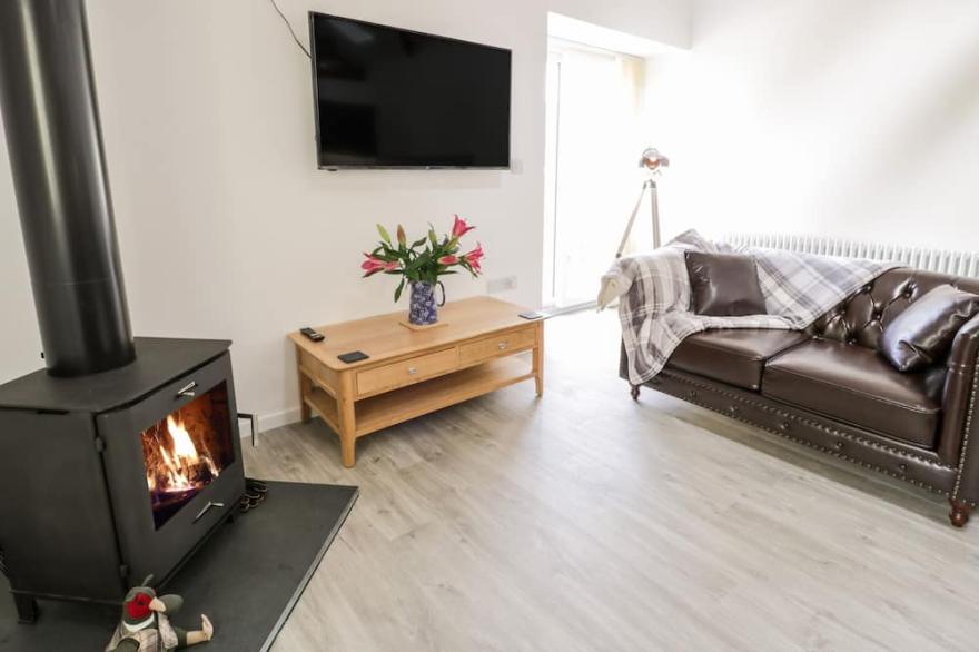 1 MOUNTAIN VIEW, pet friendly, character holiday cottage in Llangefni