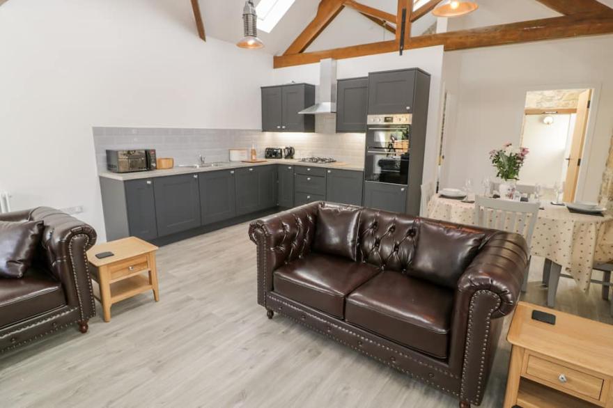 1 MOUNTAIN VIEW, pet friendly, character holiday cottage in Llangefni