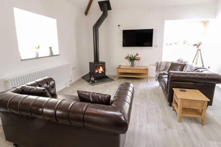 1 MOUNTAIN VIEW, pet friendly, character holiday cottage in Llangefni