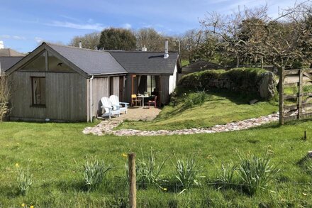 Contemporary cottage for 2 people (plus baby) in rural setting near to Falmouth