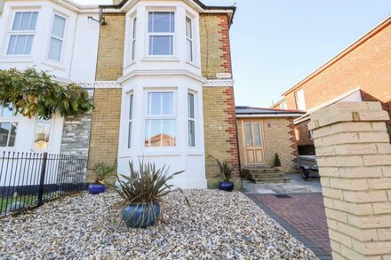 DOVEDALE, pet friendly, with a garden in Ryde