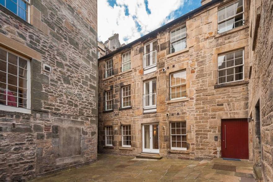 A Modern One-Bed Apartment Located In The Heart Of Edinburgh's Grassmarket. Sleeps 4.
