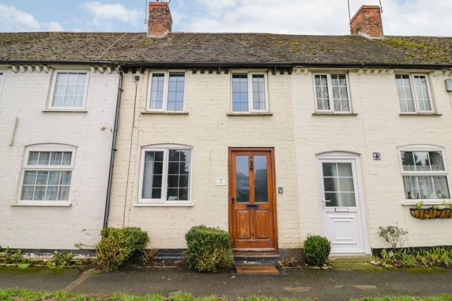 CROMPTON COTTAGE, romantic, with open fire in Bretforton