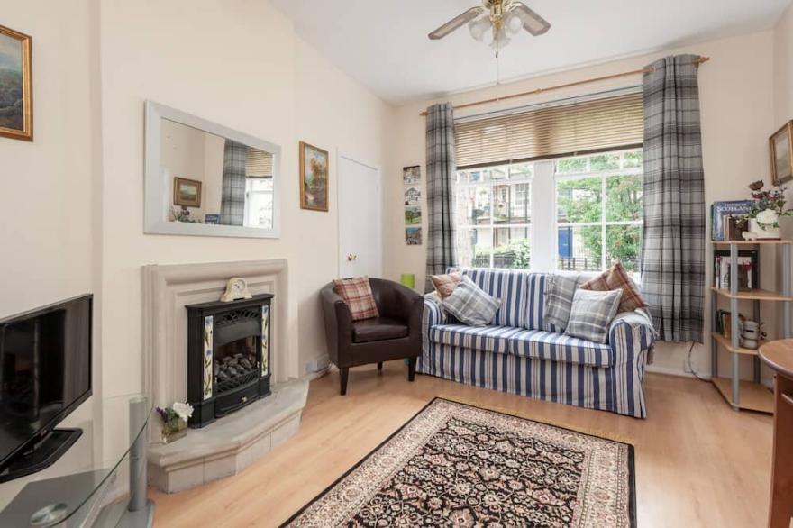 A Charming One-Bed Apartment In The Heart Of Edinburgh's Old Town. Sleeps 4.