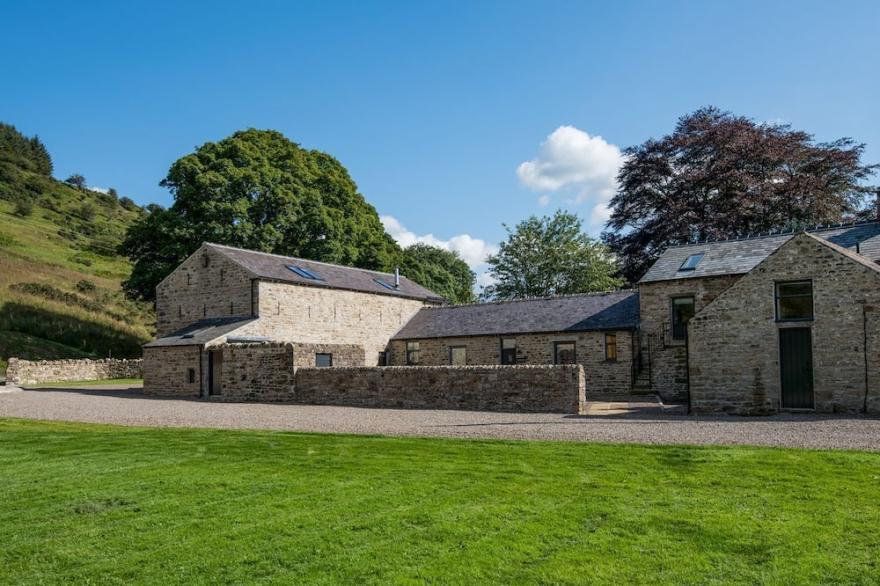 WILLIAMSTON BARN & COWSHED -sleeps 14, stunning barn conversion, luxury finishes