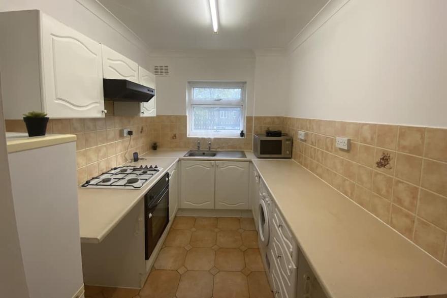 Large Cozy independent Double Bedroom Apartment - Central