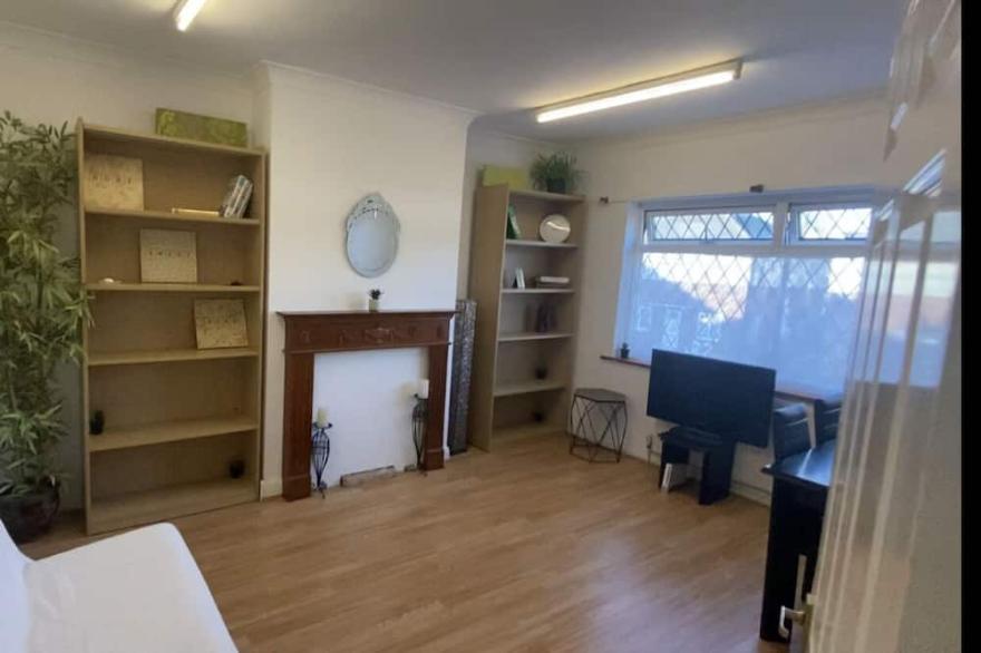 Large Cozy independent Double Bedroom Apartment - Central