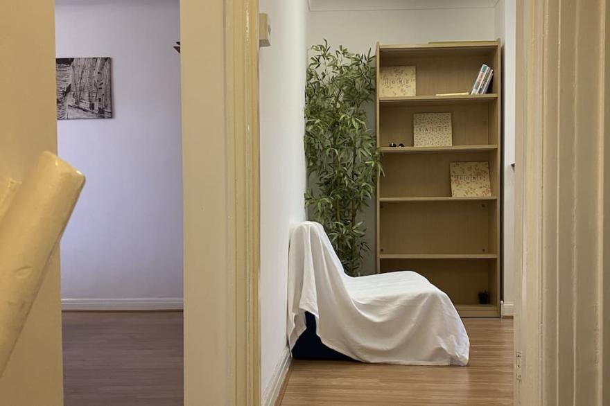 Large Cozy independent Double Bedroom Apartment - Central