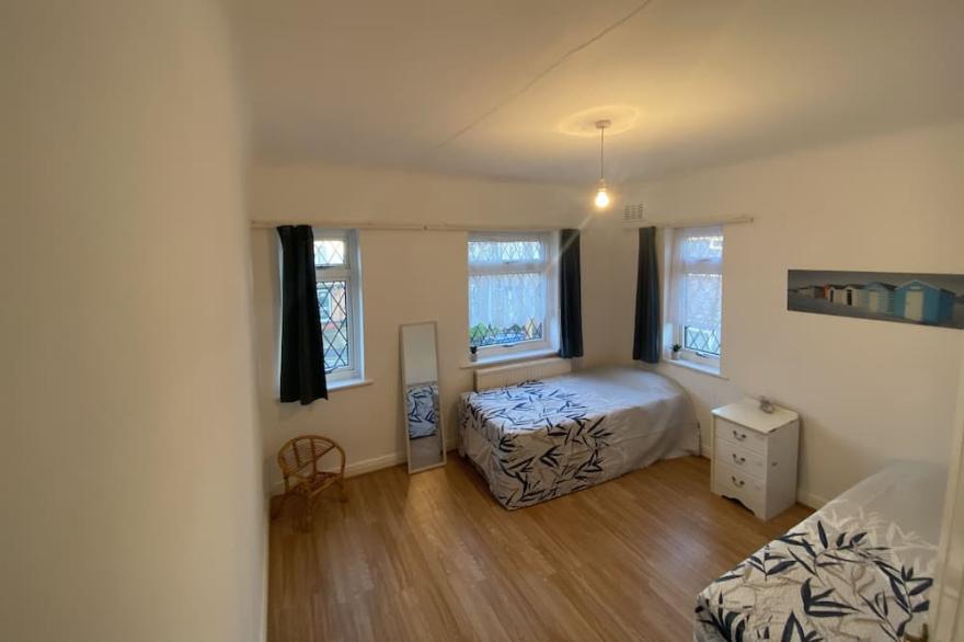 Large Cozy Independent Double Bedroom Apartment - Central