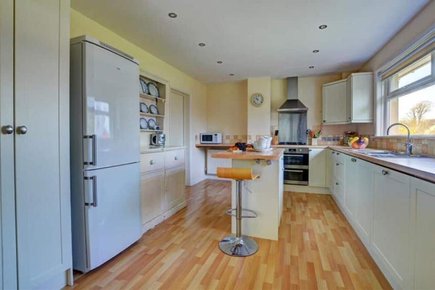 Cleeve - Three Bedroom House, Sleeps 6