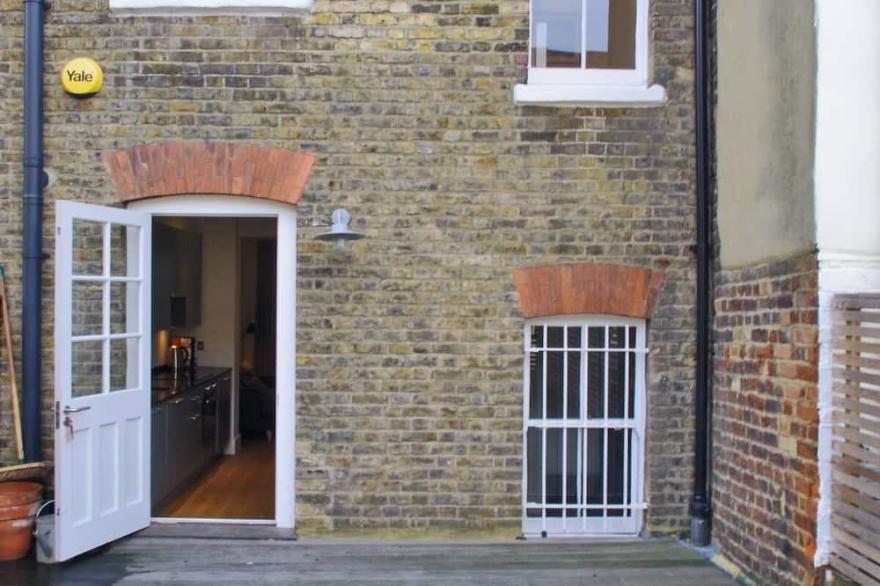 Large Roof Terrace and King Bed in Clerkenwell