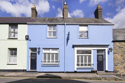 29 CASTLE BAKERY, pet friendly, with a garden in Criccieth