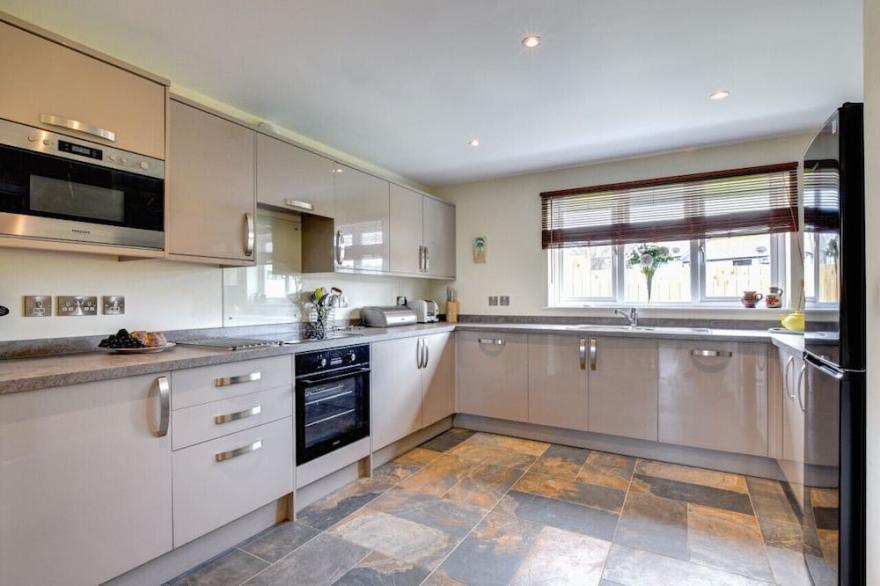 Merlyn - Five Bedroom House, Sleeps 9