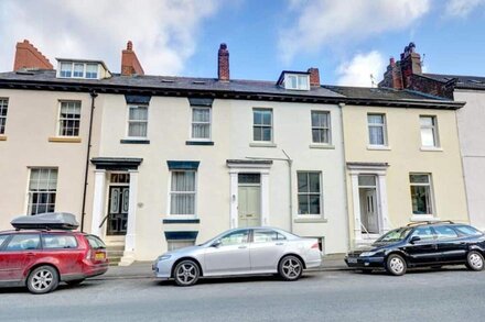 2 West Terrace - Four Bedroom House, Sleeps 7