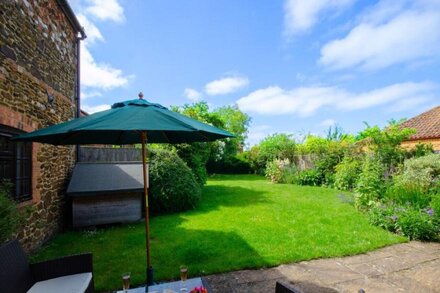 Carrstone Cottage - Two Bedroom House, Sleeps 4