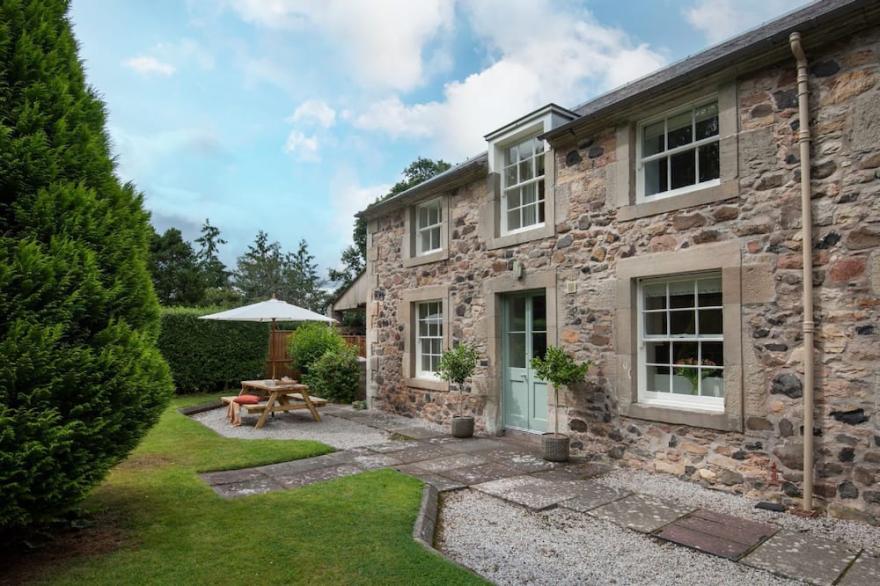 CRAILING COTTAGE - A Peaceful Country Estate Near To Jedburgh & Kelso