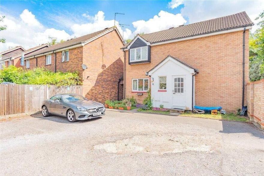 Newly Refurbished: 2 bedroom flat close to Heathrow, Train station & Local Ameni