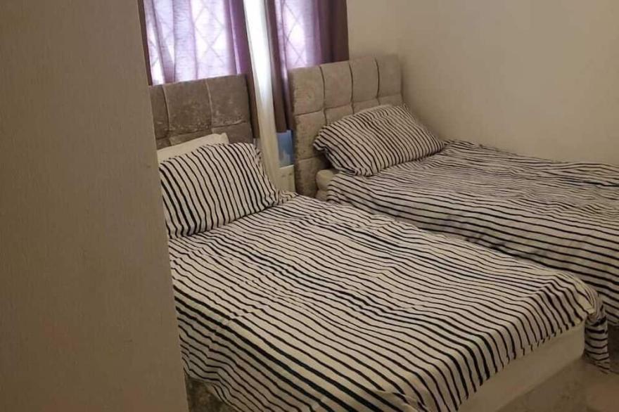 Newly Refurbished: 2 bedroom flat close to Heathrow, Train station & Local Ameni