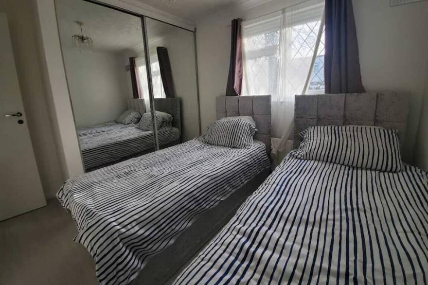 Newly Refurbished: 2 bedroom flat close to Heathrow, Train station & Local Ameni