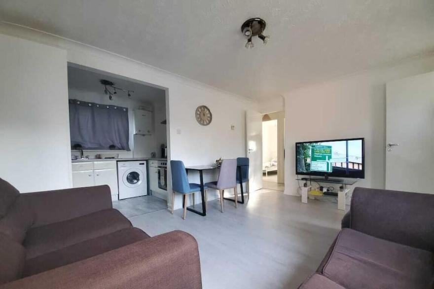 Newly Refurbished: 2 Bedroom Flat Close To Heathrow, Train Station & Local Ameni