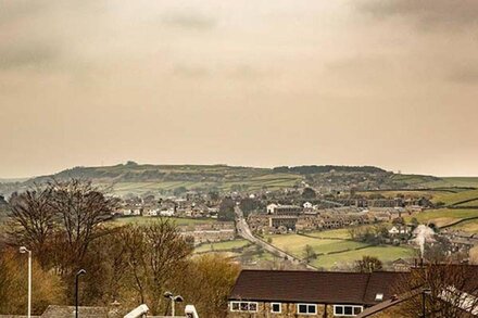 OWL COTTAGE, romantic, character holiday cottage in Haworth