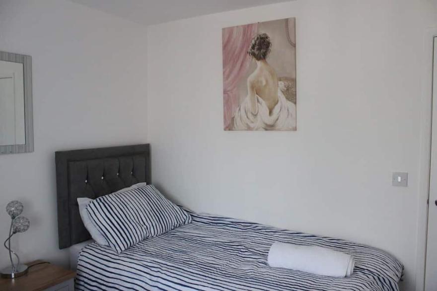 Stunning Spacious Contemporary 2 Bedroom Flat near Heathrow Airport
